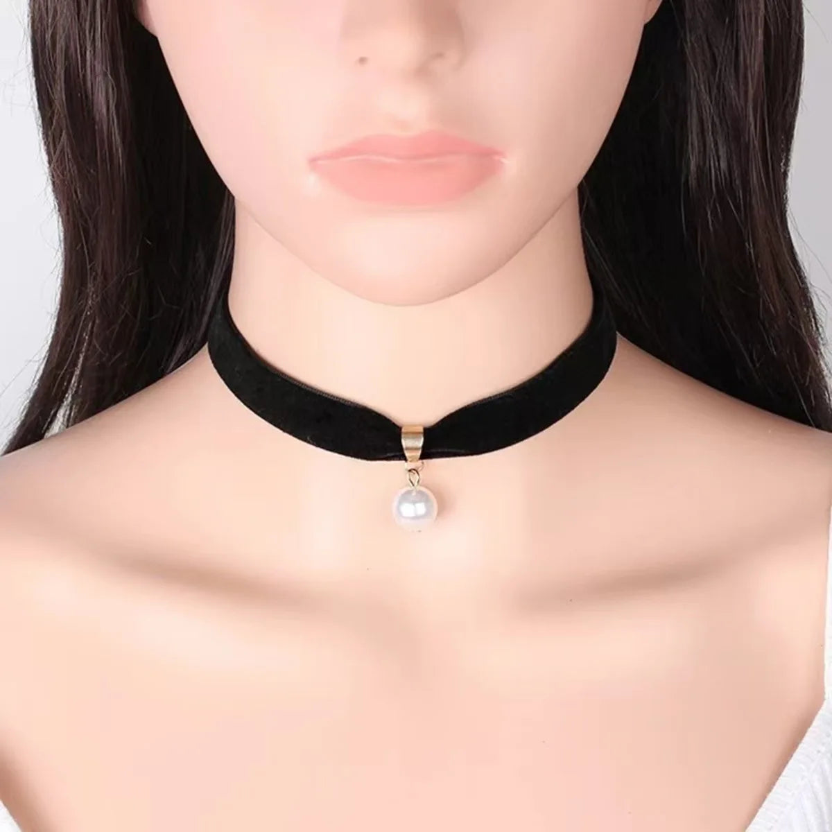 Women's Vintage Pearl Velvet Choker Necklace – Short Gothic Clavicle Collar, Elegant Design