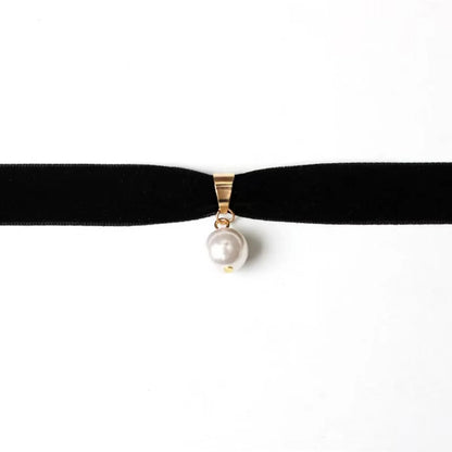 Women's Vintage Pearl Velvet Choker Necklace – Short Gothic Clavicle Collar, Elegant Design